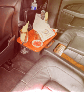 Limousine Nantes_Intérieur de la Mercedes, profiter d'une console central pour partager champagne entre vous deux dans la voiture